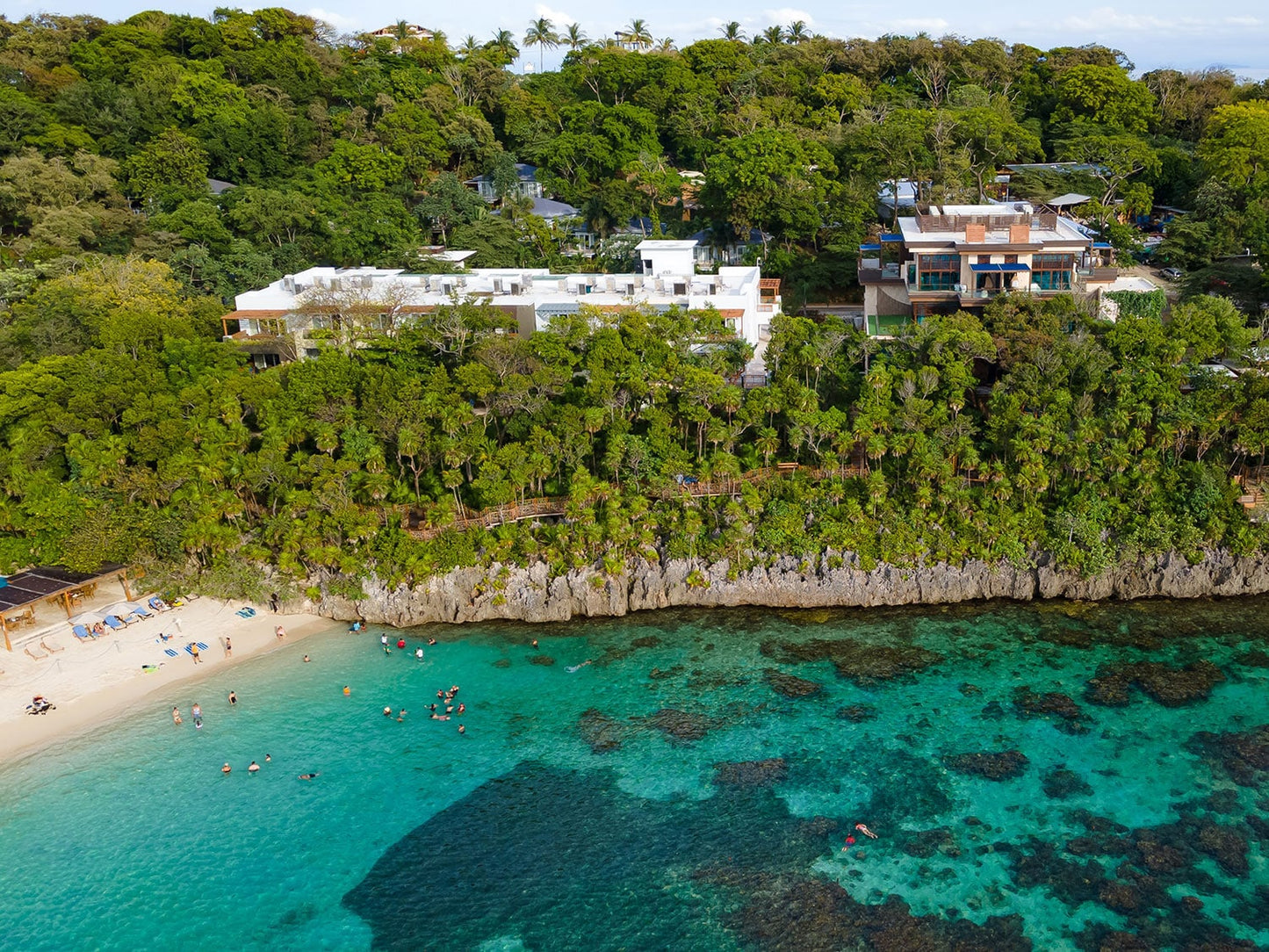 1 King Bed Room - Roatán, Honduras (Priced for 2 people)